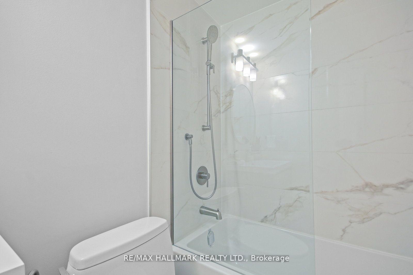 2 Bedrooms Condo at 77 Harbour, Toronto For sale