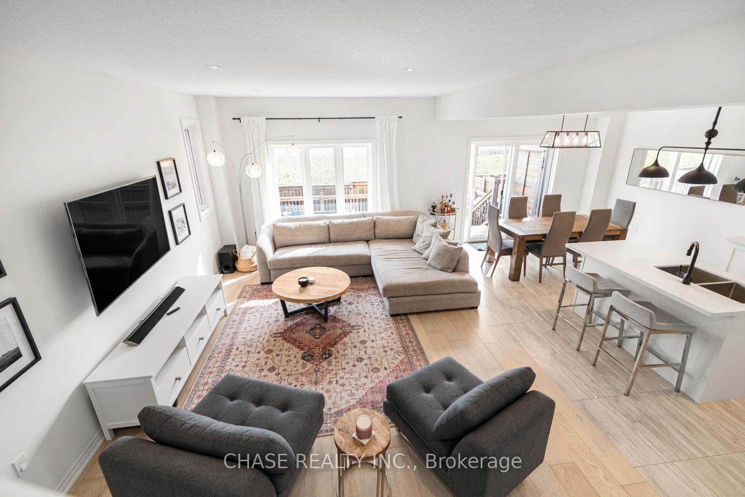 8 Bedrooms Condo at 120 Vineberg,  Hamilton For sale