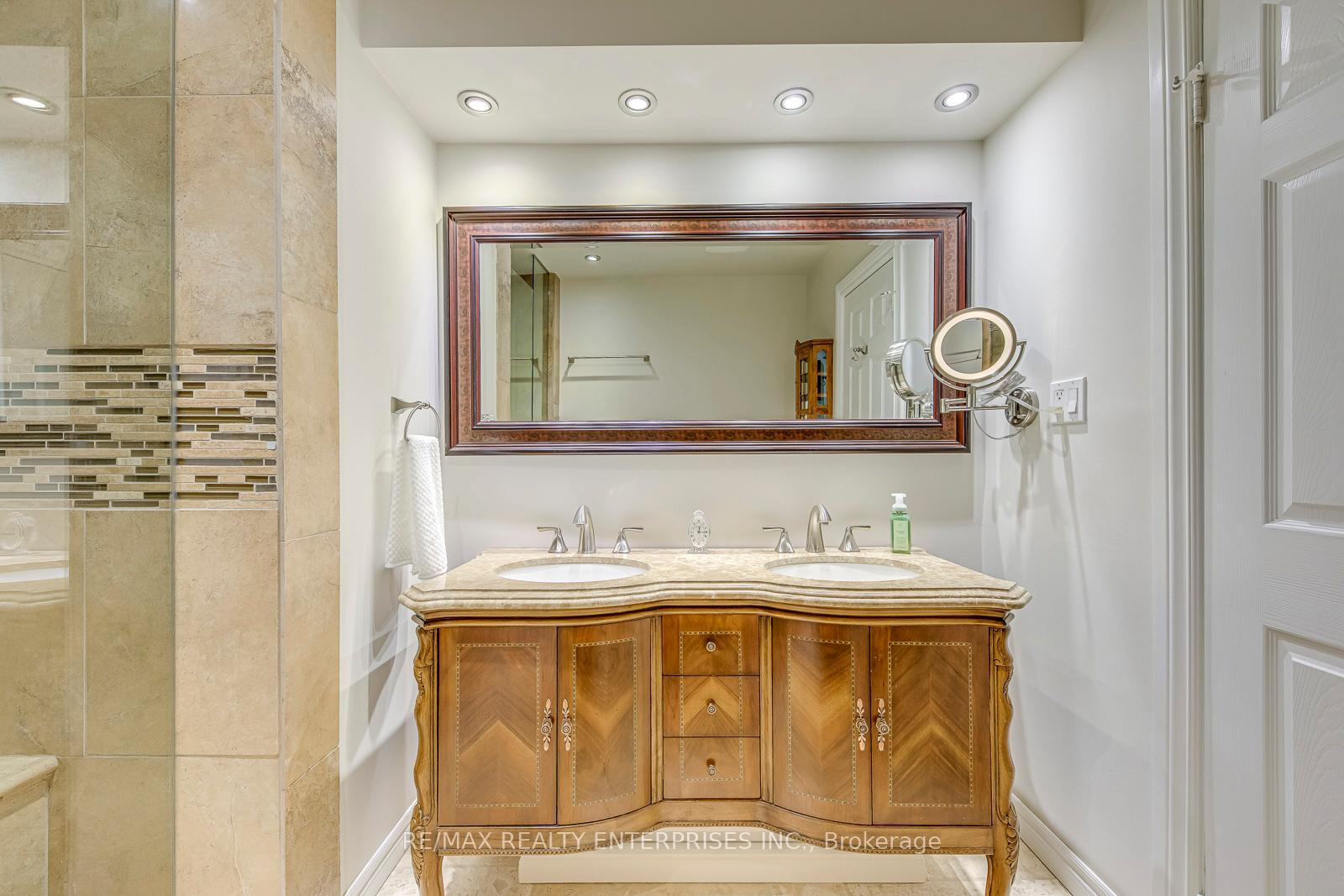 3 Bedrooms Condo at 5658 Glen Erin, Mississauga For sale