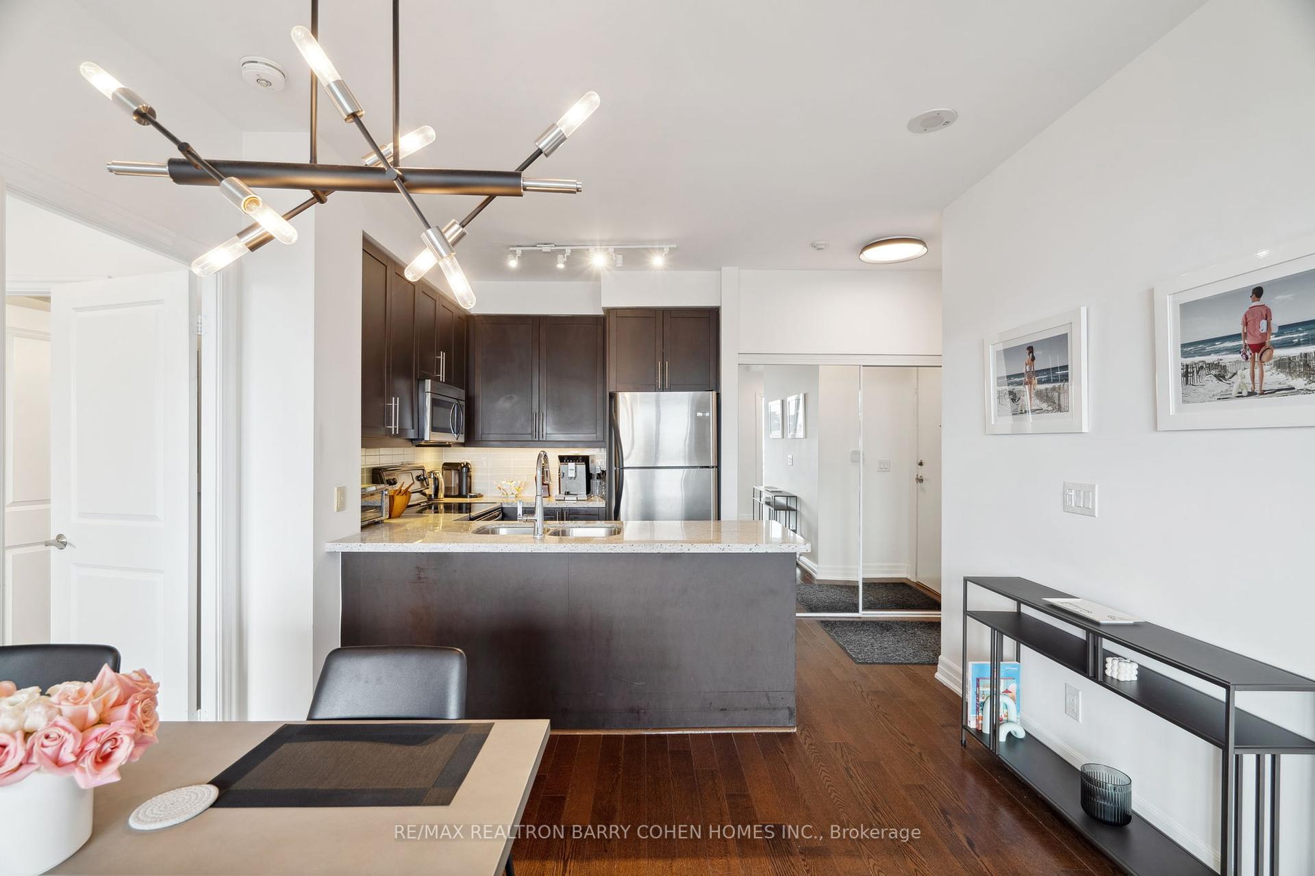 2 Bedrooms Condo at 500 St Clair, Toronto For sale