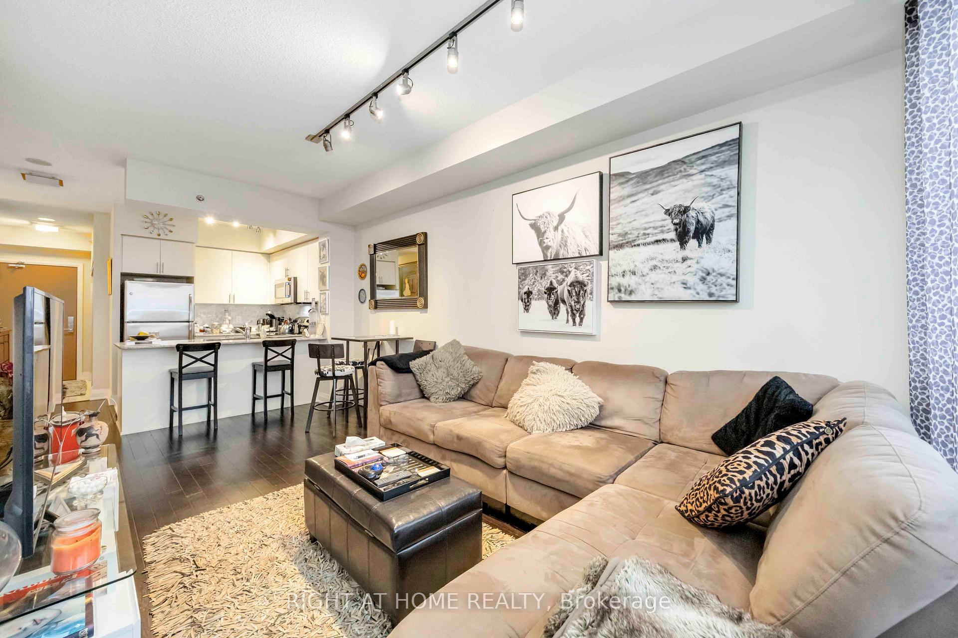 2 Bedrooms Co-op at 520 Steeles, Vaughan For sale