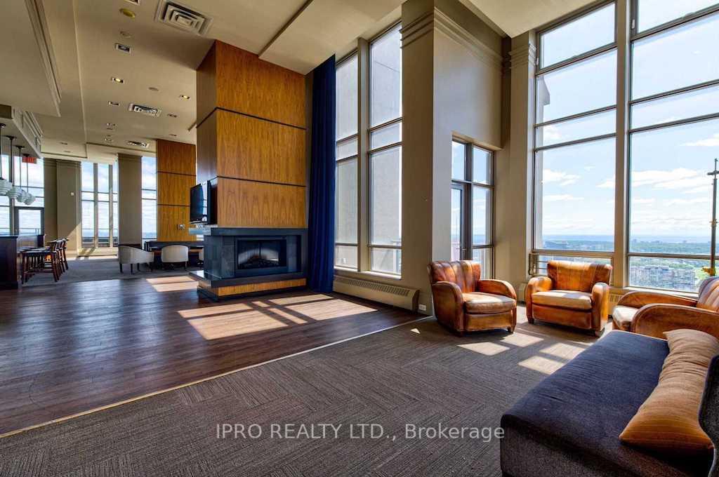 3 Bedrooms Condo at 388 Prince of Wales, Mississauga For sale