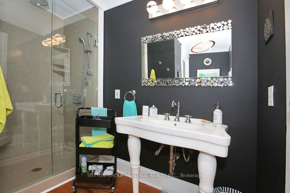 Gorgeous Reno'd 2nd Floor Bath w/Shower Stall