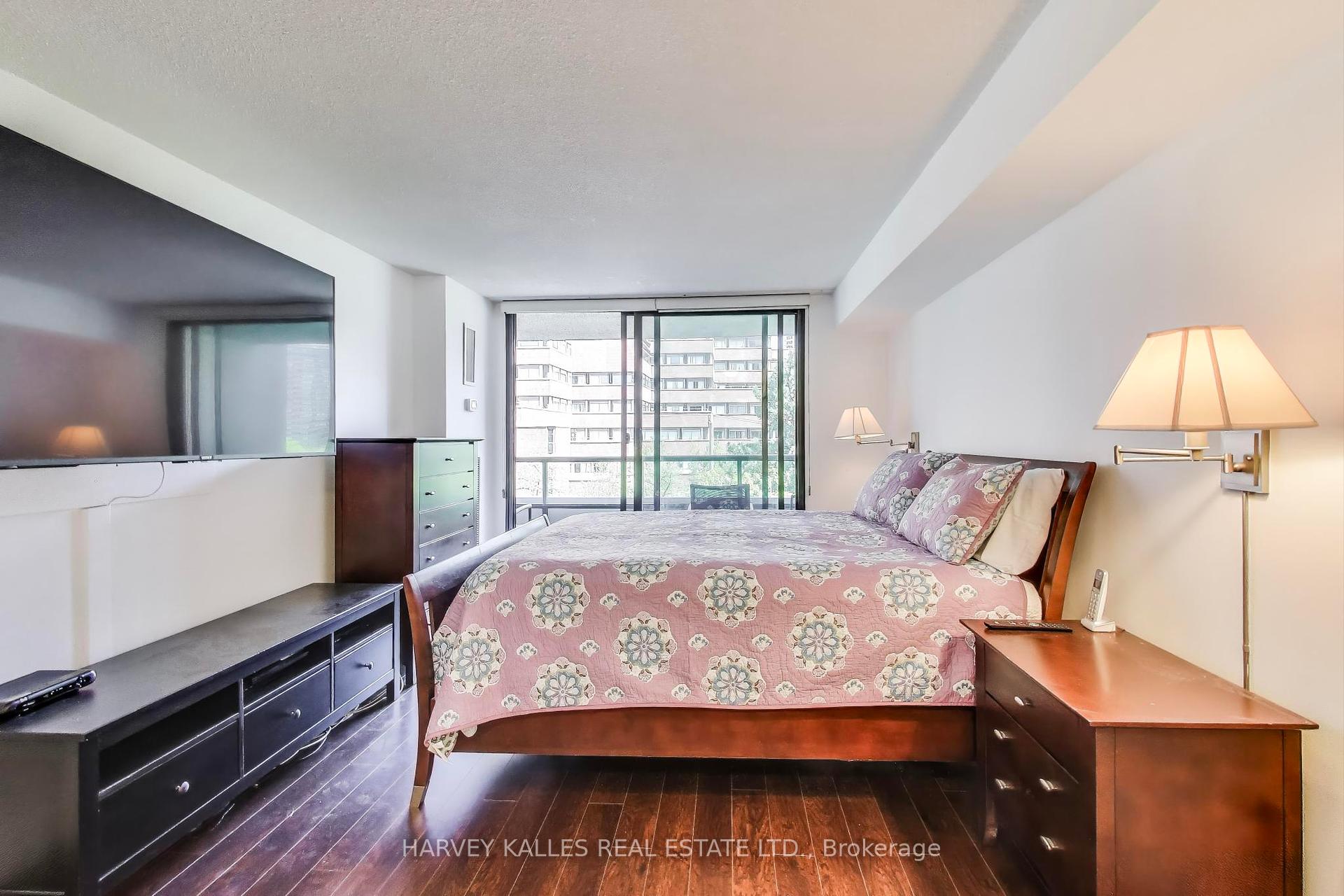 2 Bedrooms Condo at 33 Elmhurst, Toronto For sale