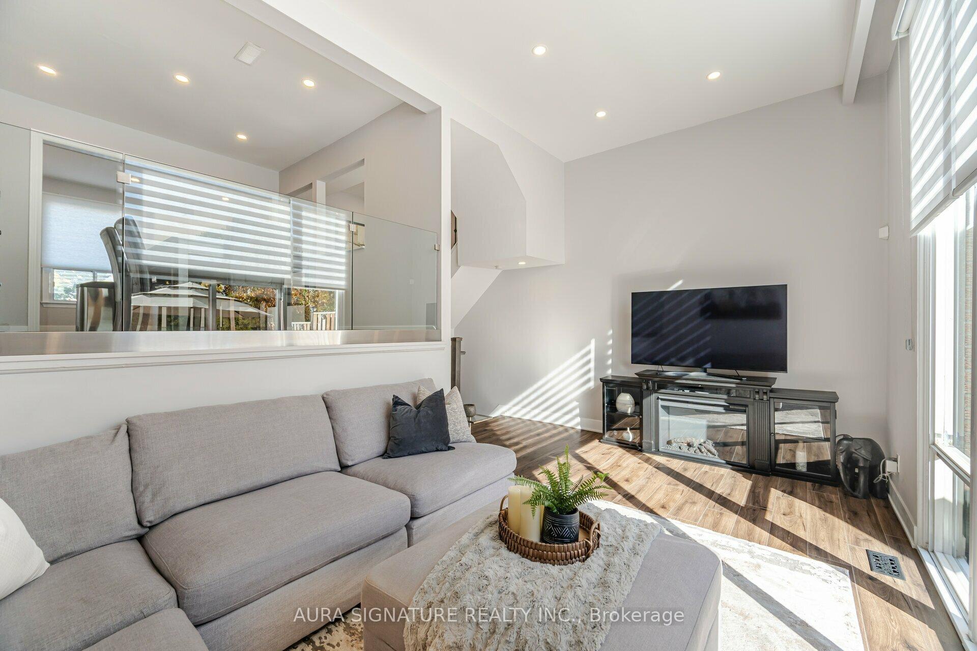 3 Bedrooms Condo at 88 Rainbow, Vaughan For sale