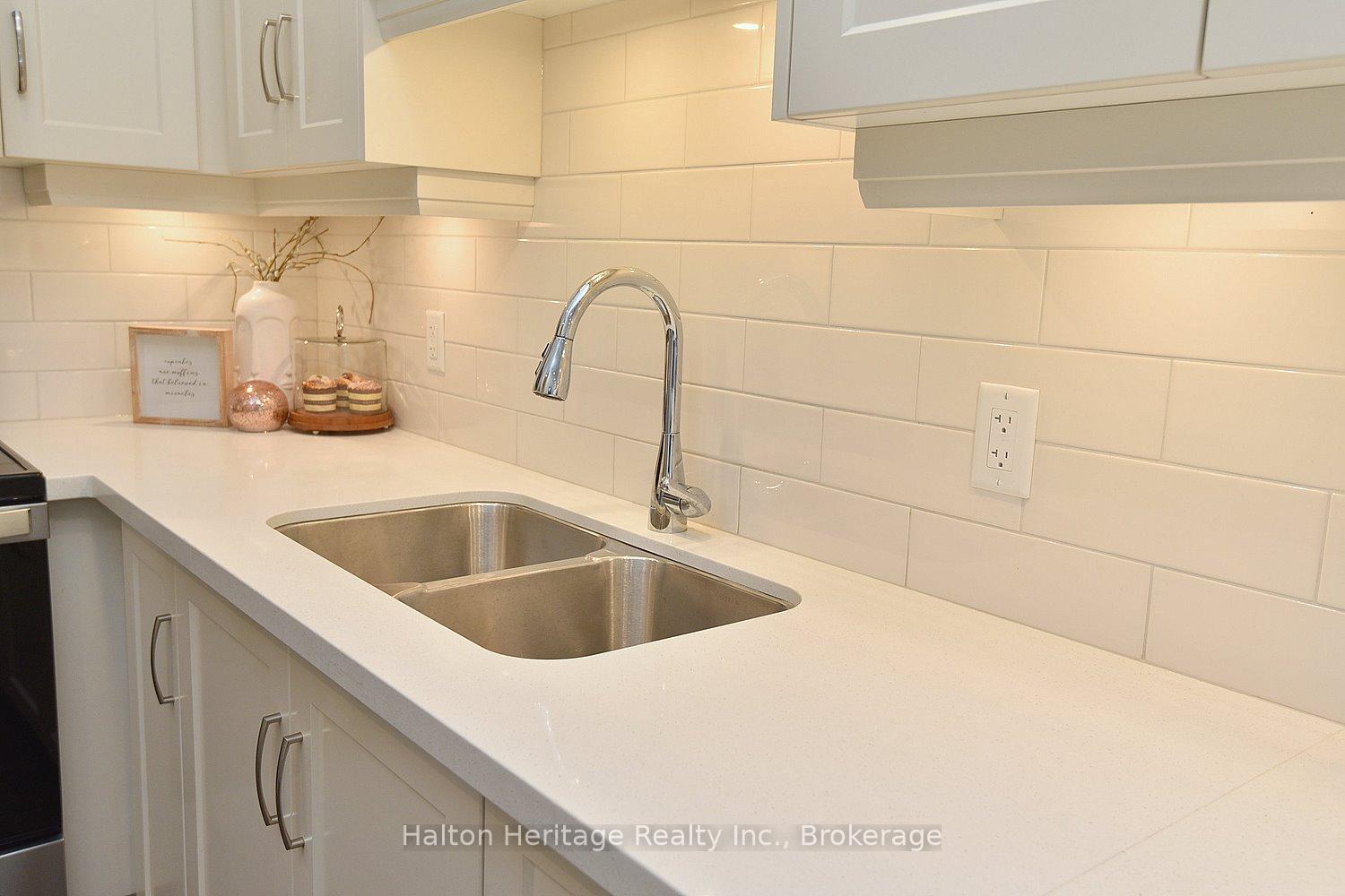 2 Bedrooms Condo at 30 Hamilton,  Hamilton For sale
