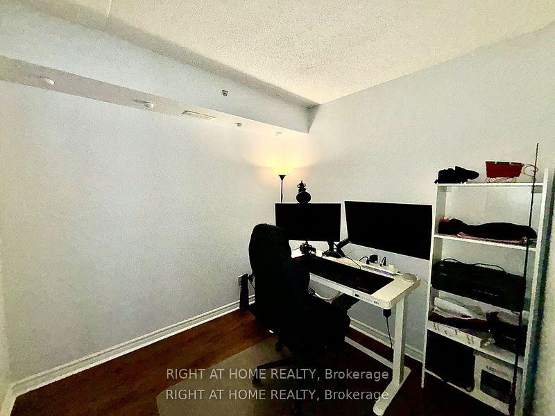 2 Bedrooms Condo at 4025 Kilmer, Burlington For sale