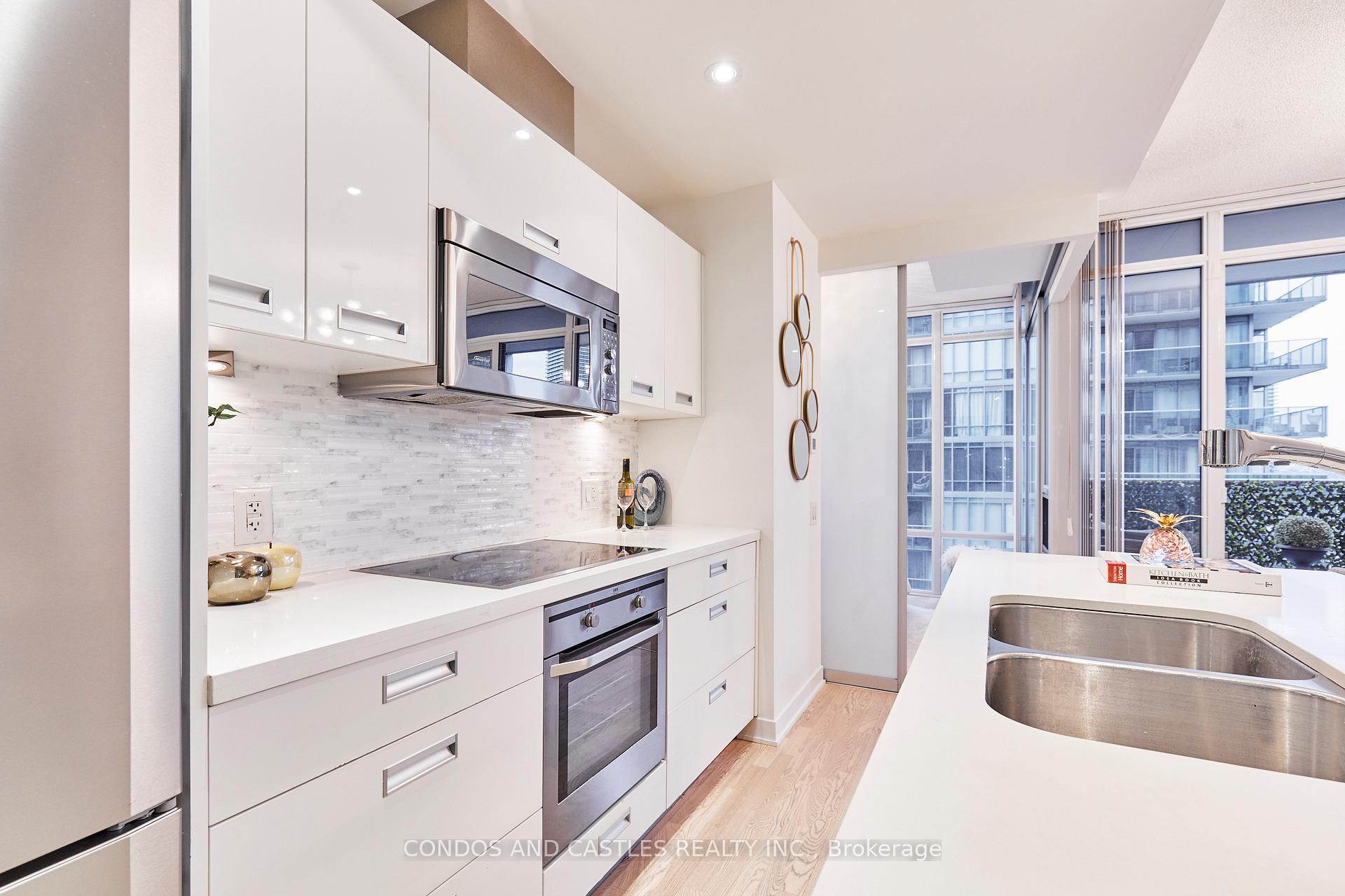 2 Bedrooms Condo at 88 Park Lawn, Toronto For sale