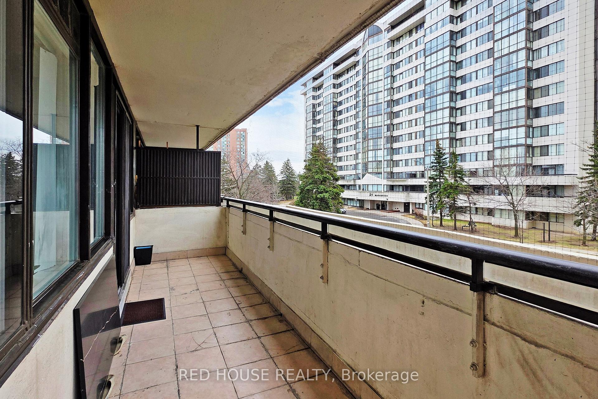 2 Bedrooms Condo at 10 Markbrook,  Toronto For sale