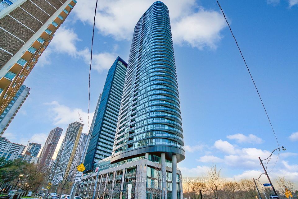 585 Bloor St E .