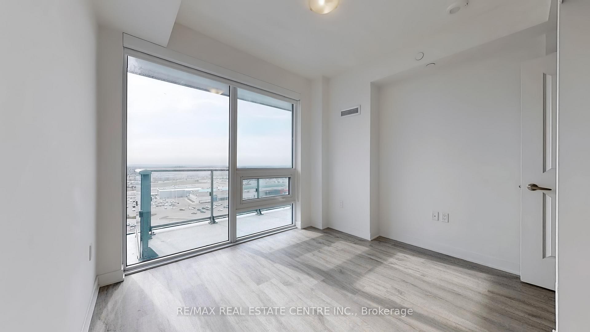 3 Bedrooms Condo at 4655 Metcalfe,  Mississauga For sale