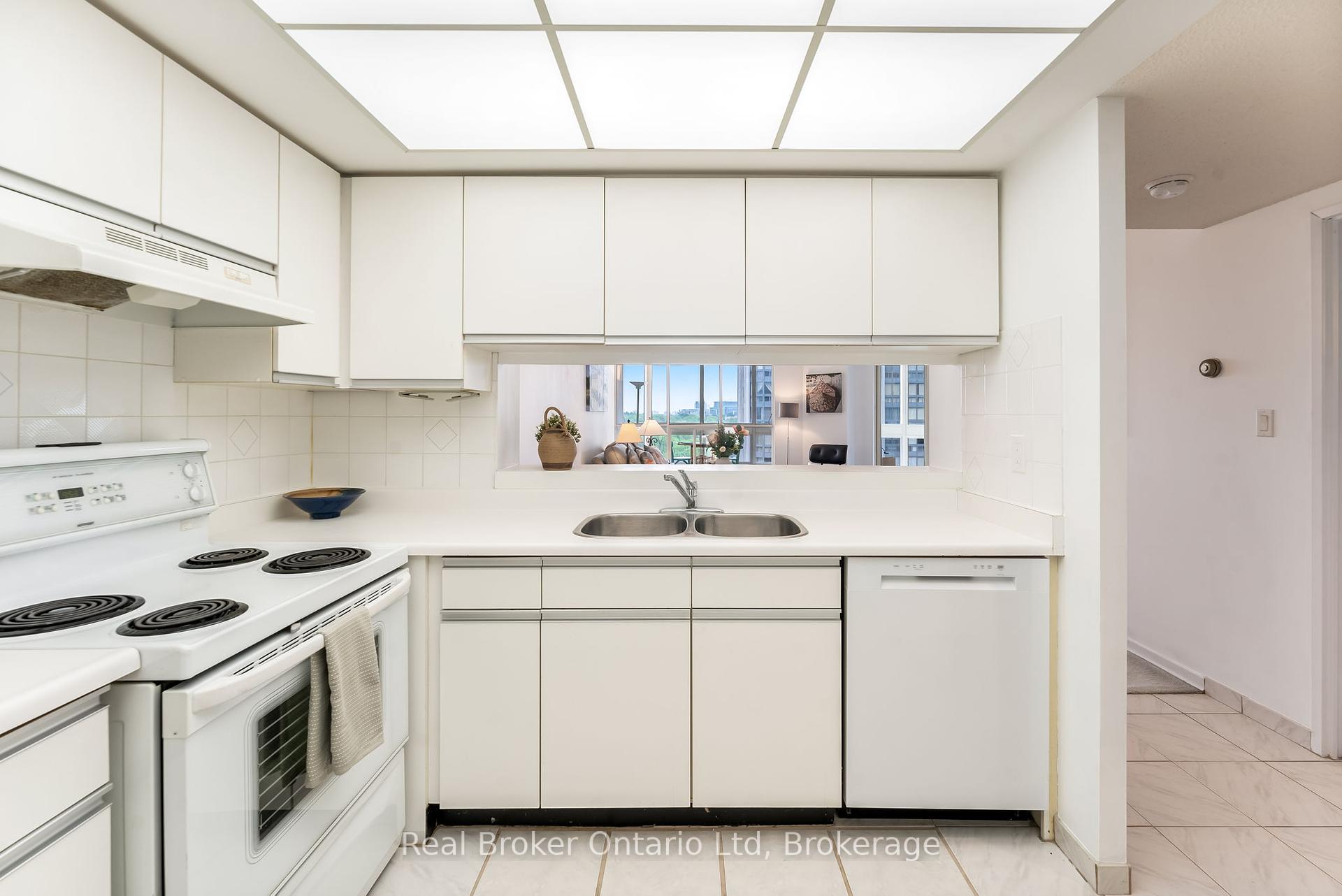 2 Bedrooms Condo at 10 Kenneth, Toronto For sale