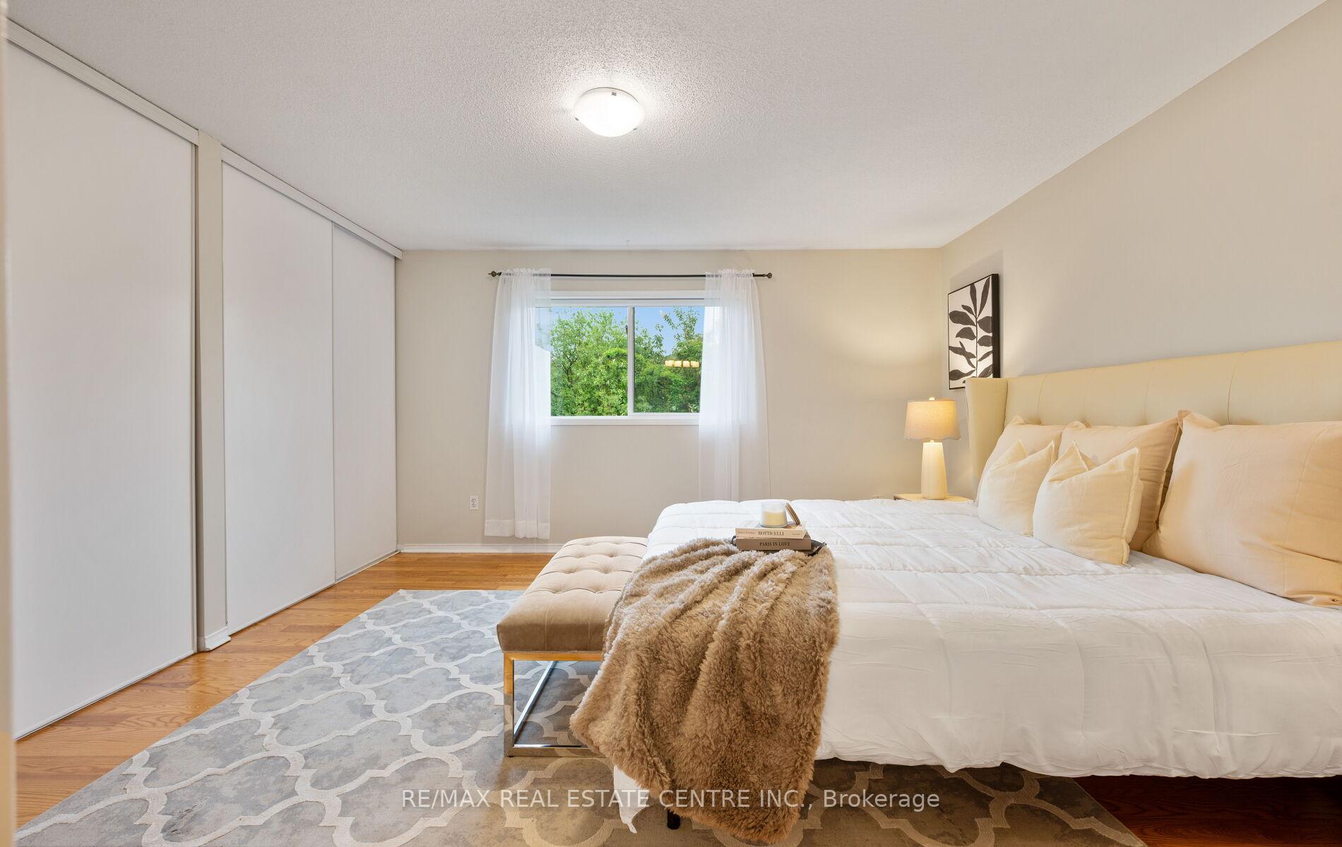4 Bedrooms Condo at 5030 Heatherleigh, Mississauga For sale