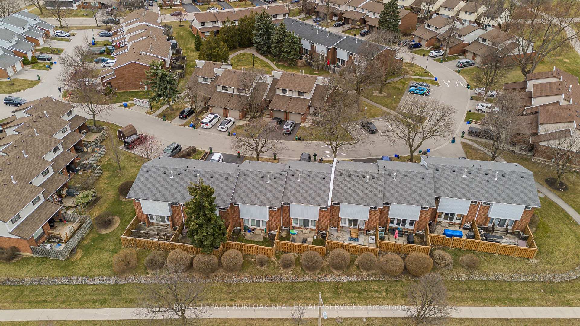 4 Bedrooms Condo at 25 Redbury, Hamilton For sale