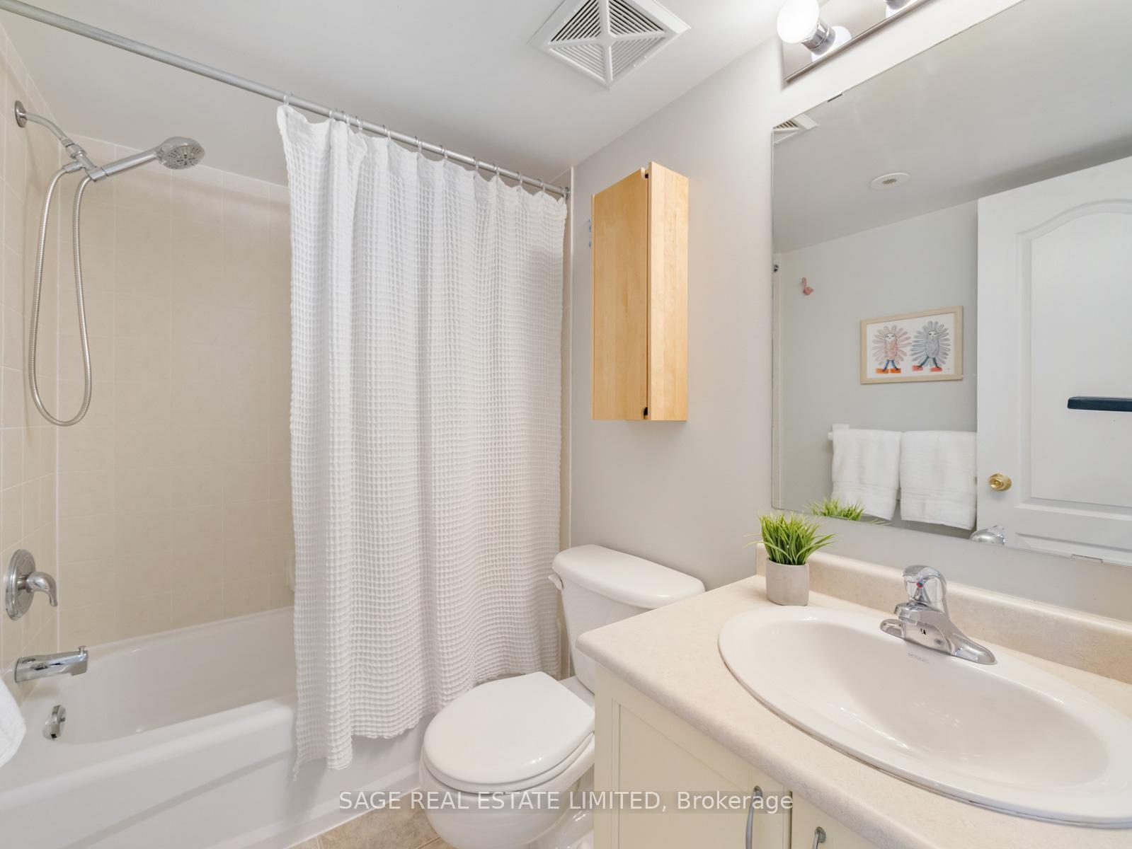 2 Bedrooms Condo at 78 Carr, Toronto For sale