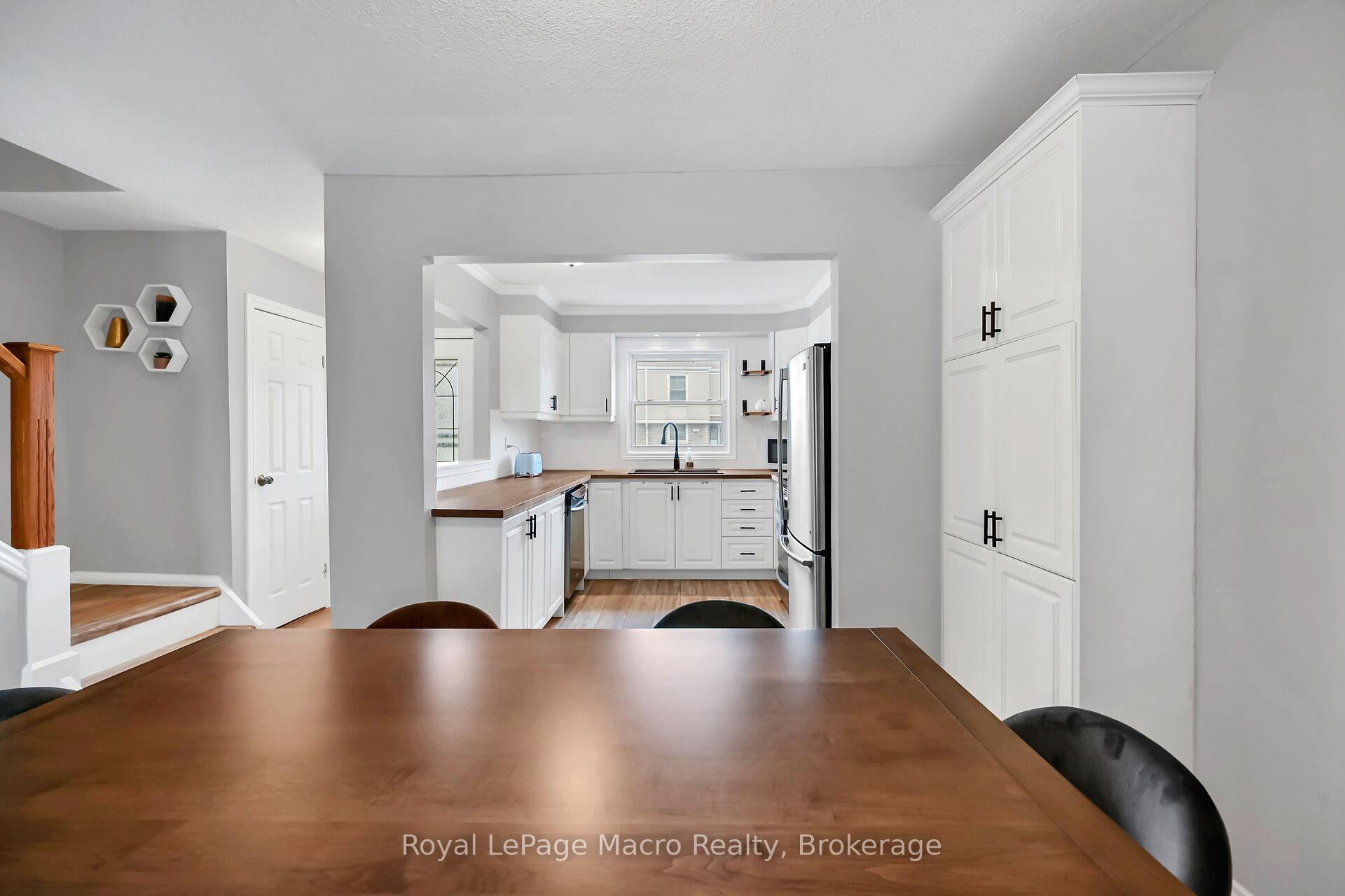 3 Bedrooms Condo at 10 Angus, Hamilton For sale