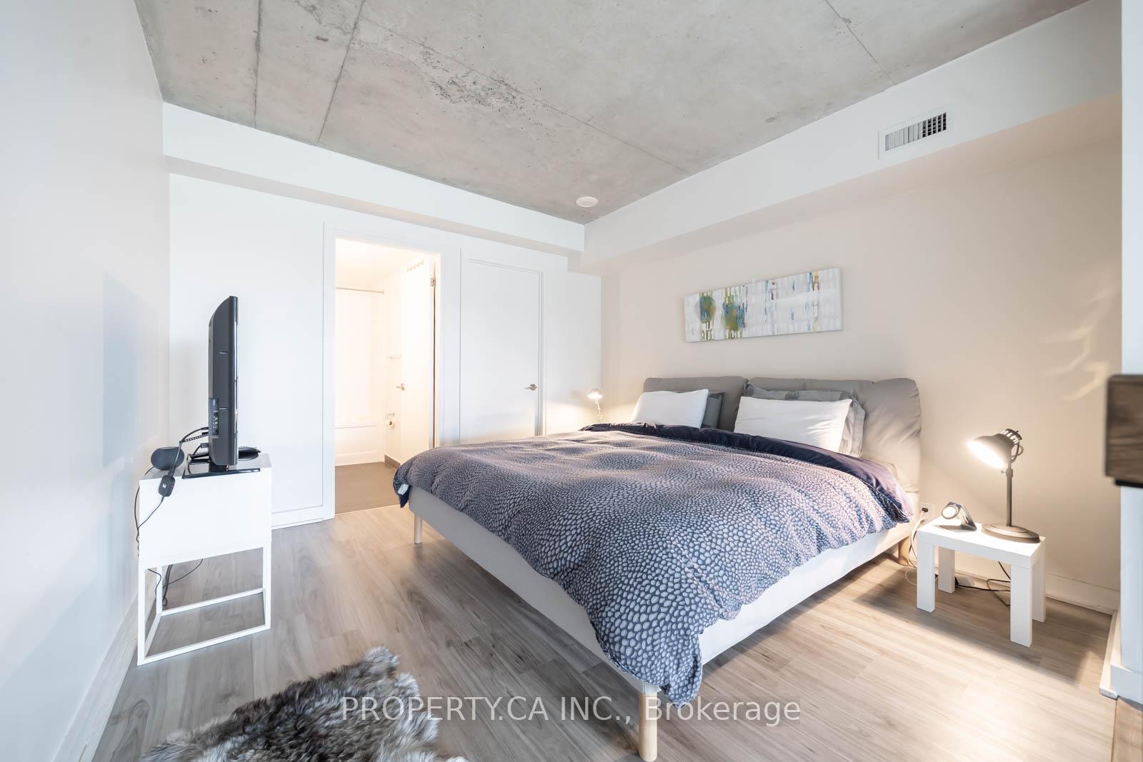 2 Bedrooms Condo at 5 Hanna, Toronto For sale