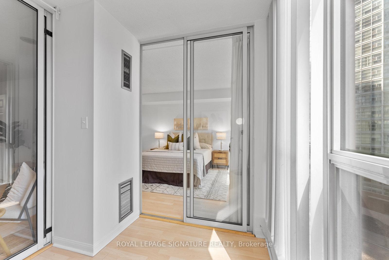 2 Bedrooms Condo at 24 Wellesley, Toronto For sale