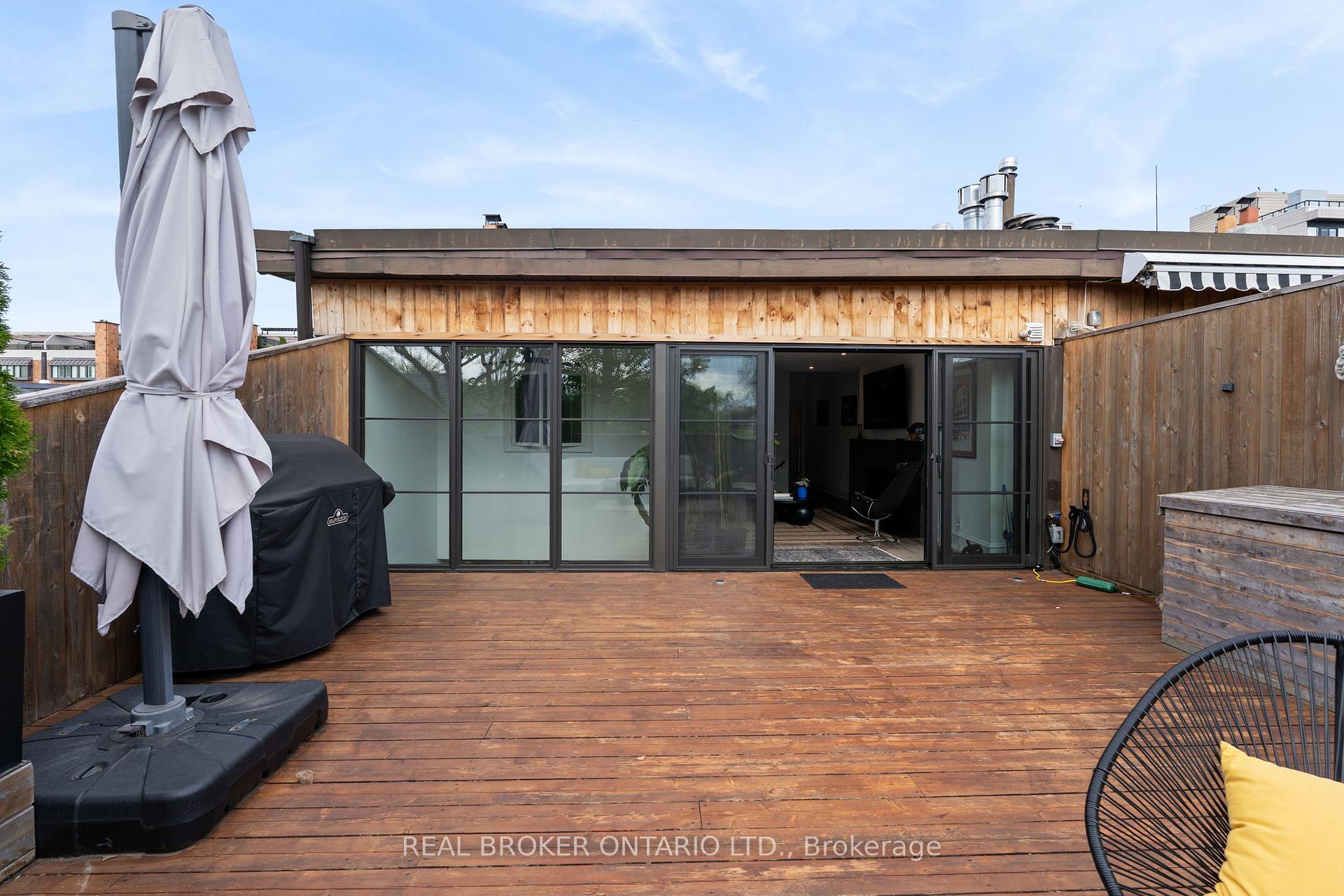 2 Bedrooms Condo at 300 Avenue, Toronto For sale