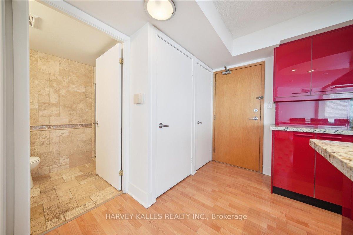 2 Bedrooms Condo at 550 Queens, Toronto For sale