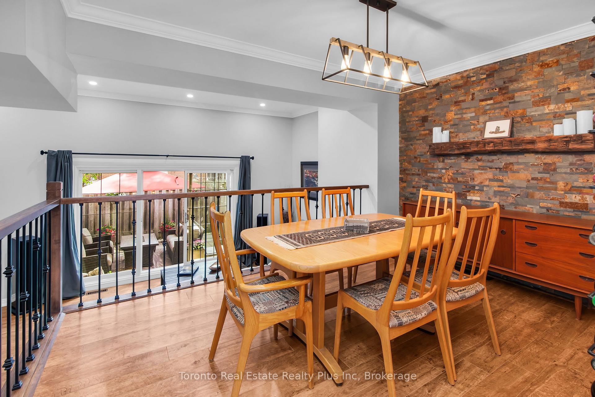3 Bedrooms Condo at 400 Bloor, Mississauga For sale