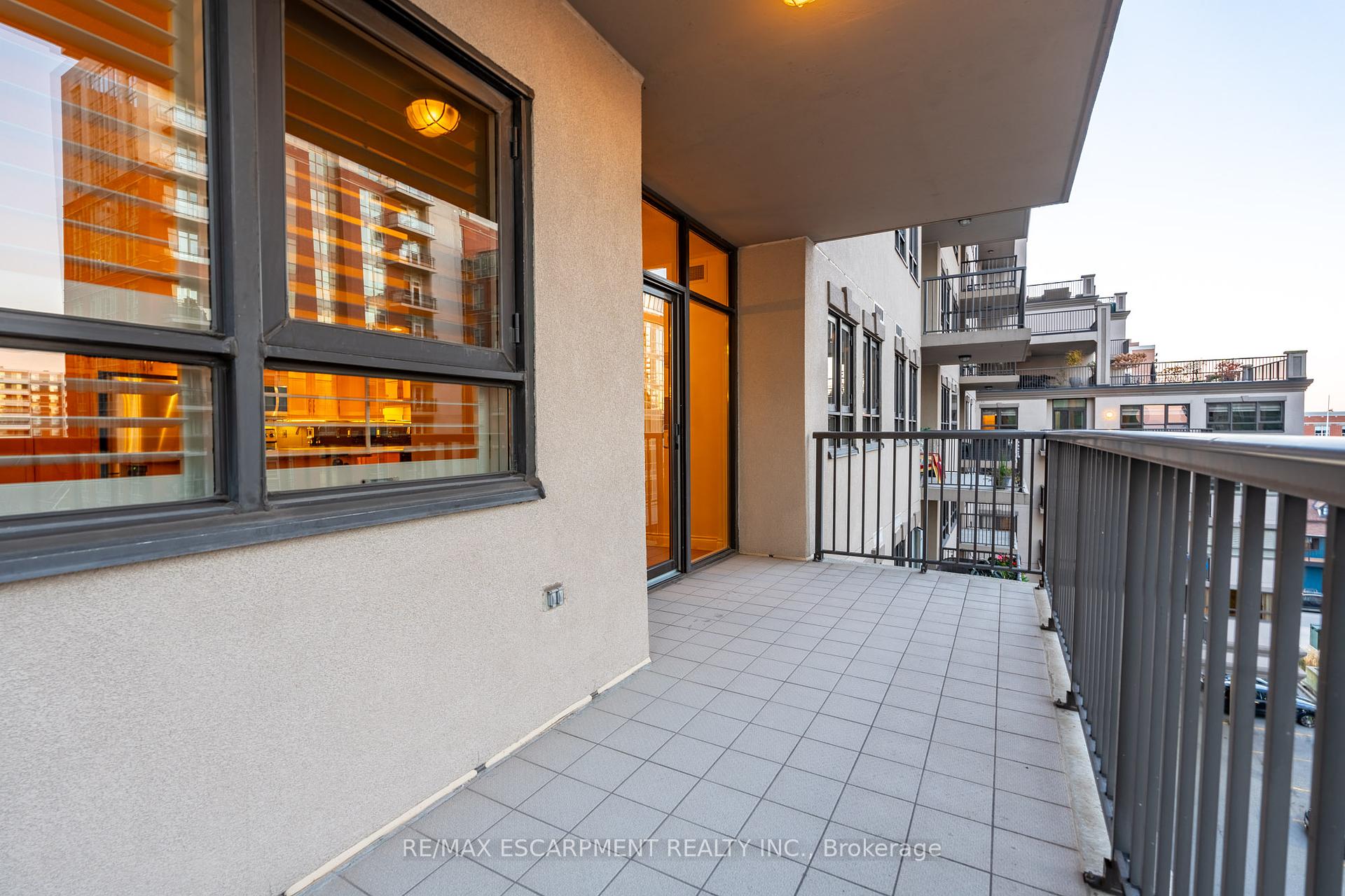2 Bedrooms Condo at 399 Elizabeth, Burlington For sale