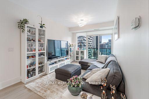 2 Bedrooms Condo at 70 Roehampton,  Toronto For sale