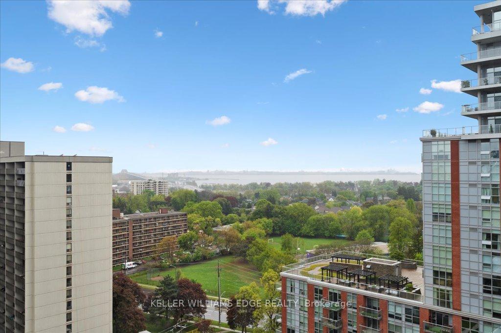 2 Bedrooms Condo at 1270 Maple Crossing, Burlington For sale