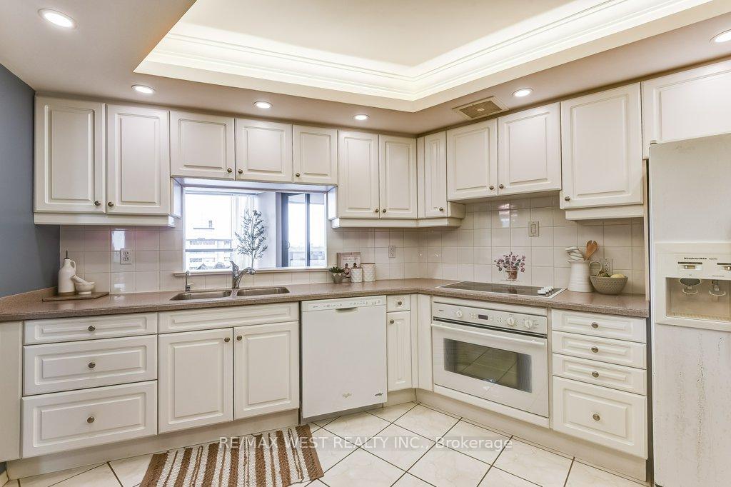 3 Bedrooms Condo at 2000 Islington, Toronto For sale