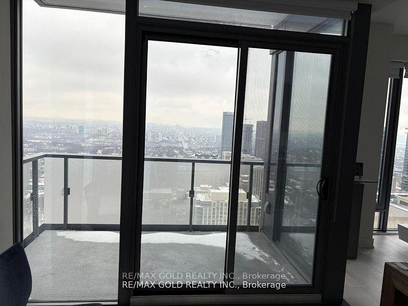 2 Bedrooms Condo at 8 Cumberland, Toronto For sale
