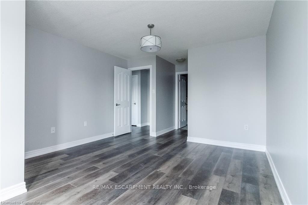 2 Bedrooms Condo at 515 North Service,  Hamilton For sale