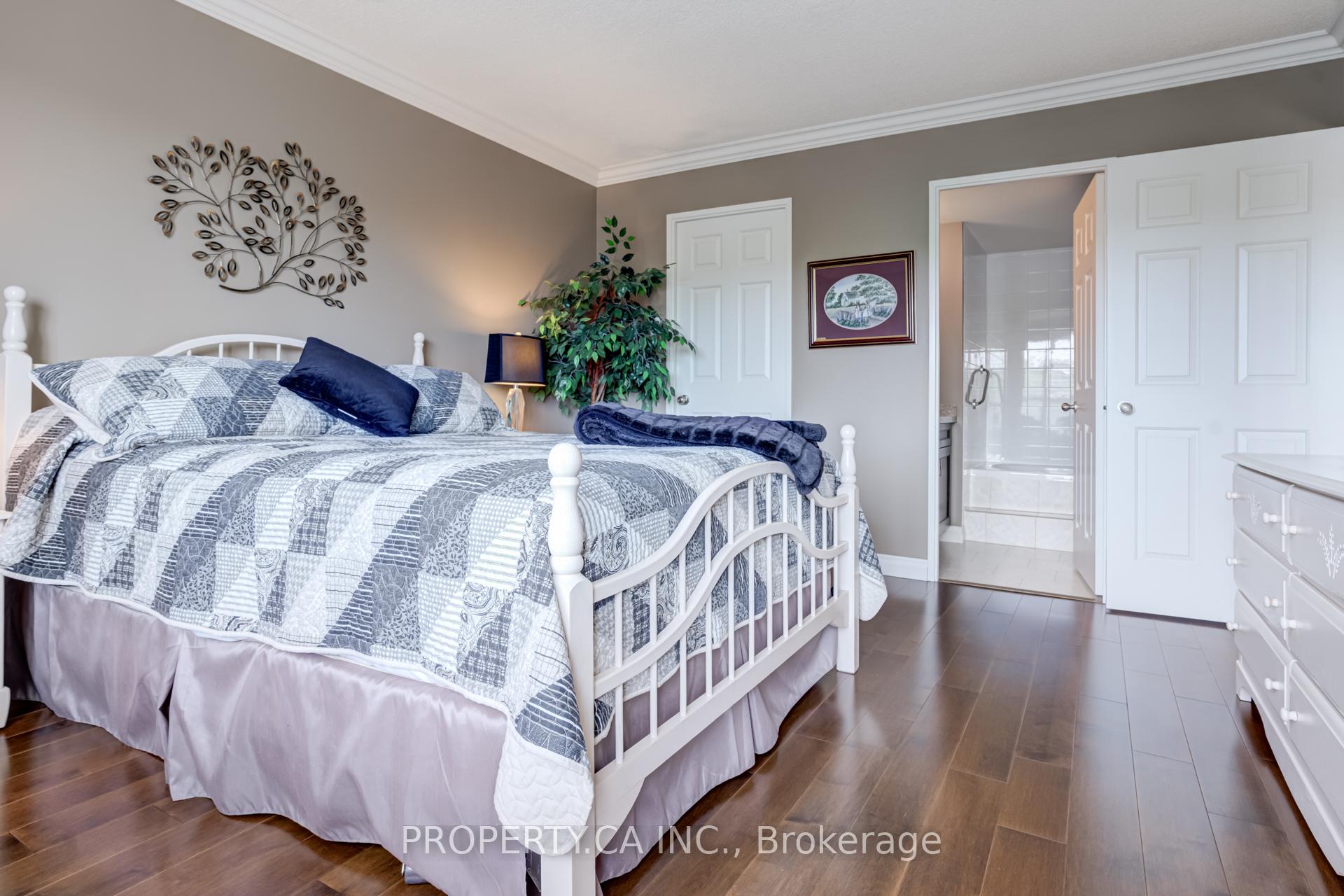 3 Bedrooms Condo at 1700 The Collegeway, Mississauga For sale