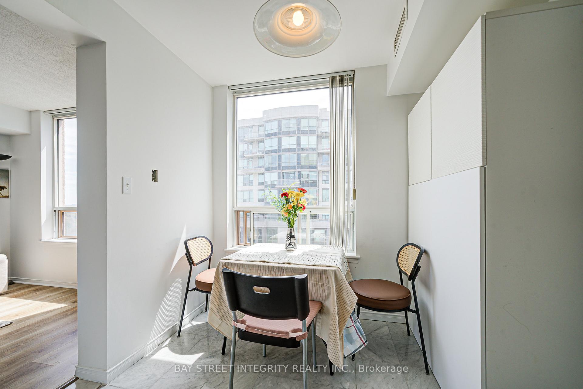 2 Bedrooms Condo at 18 Hillcrest,  Toronto For sale