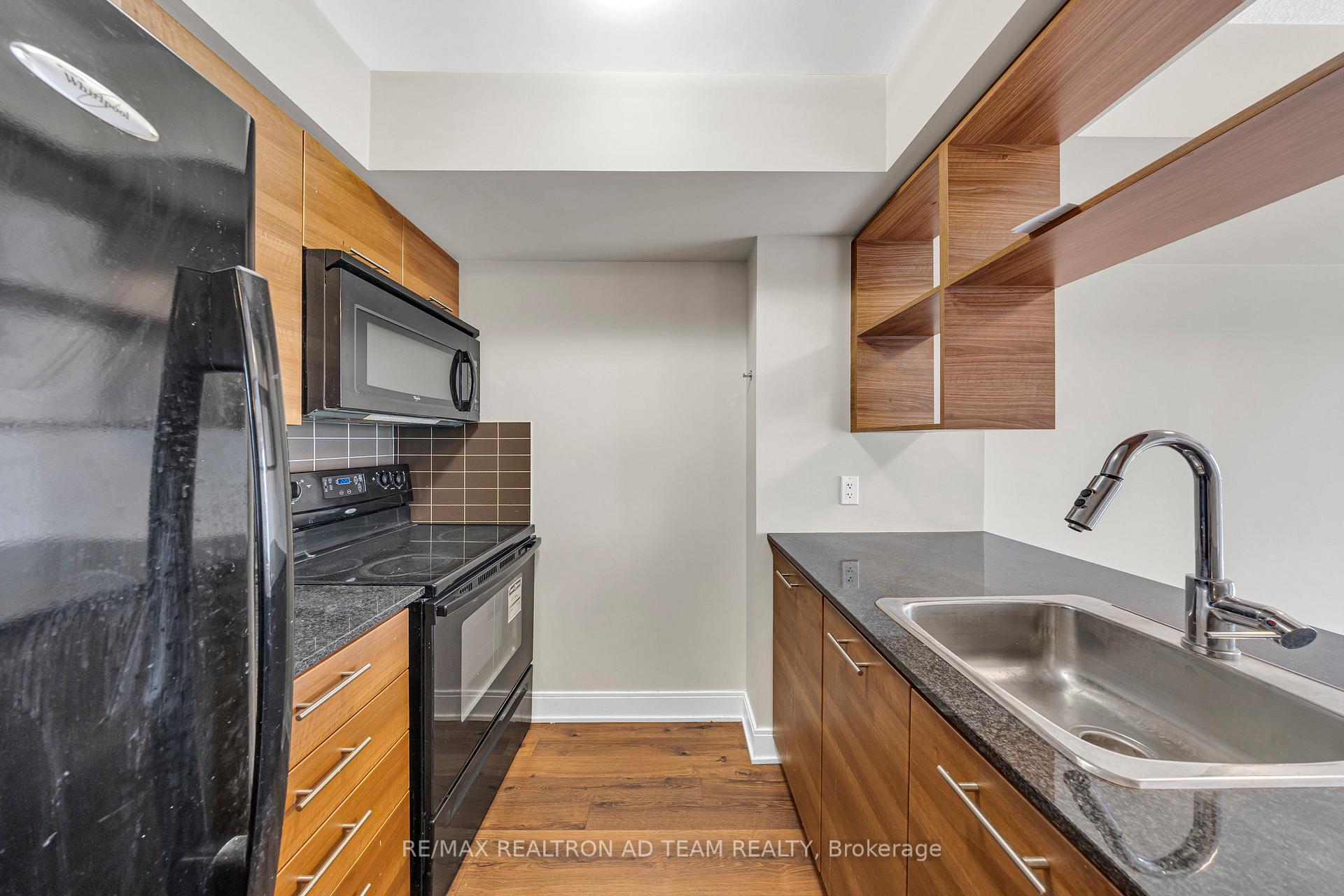 2 Bedrooms Condo at 125 Village Green, Toronto For sale