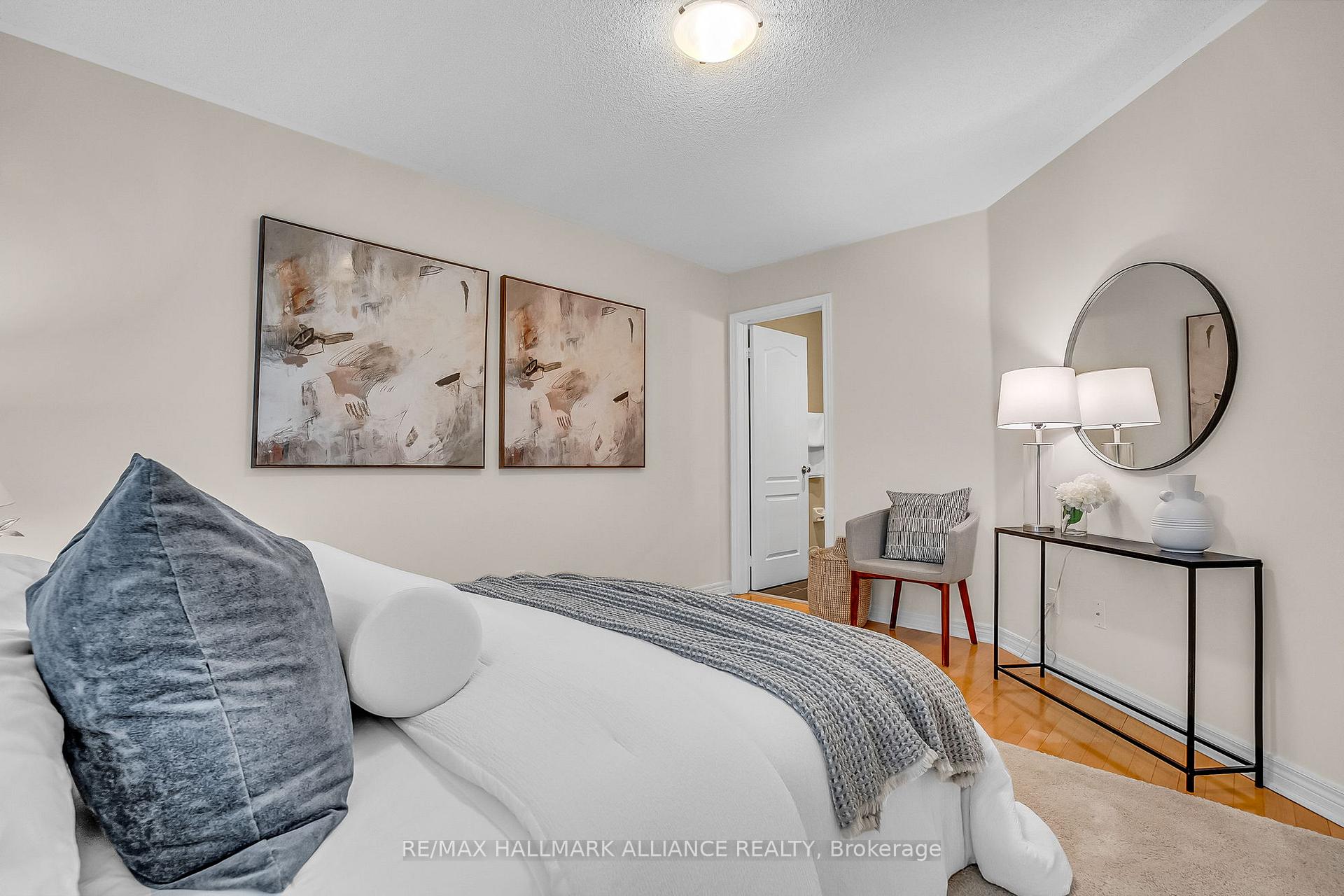 3 Bedrooms Condo at 5031 East Mill,  Mississauga For sale
