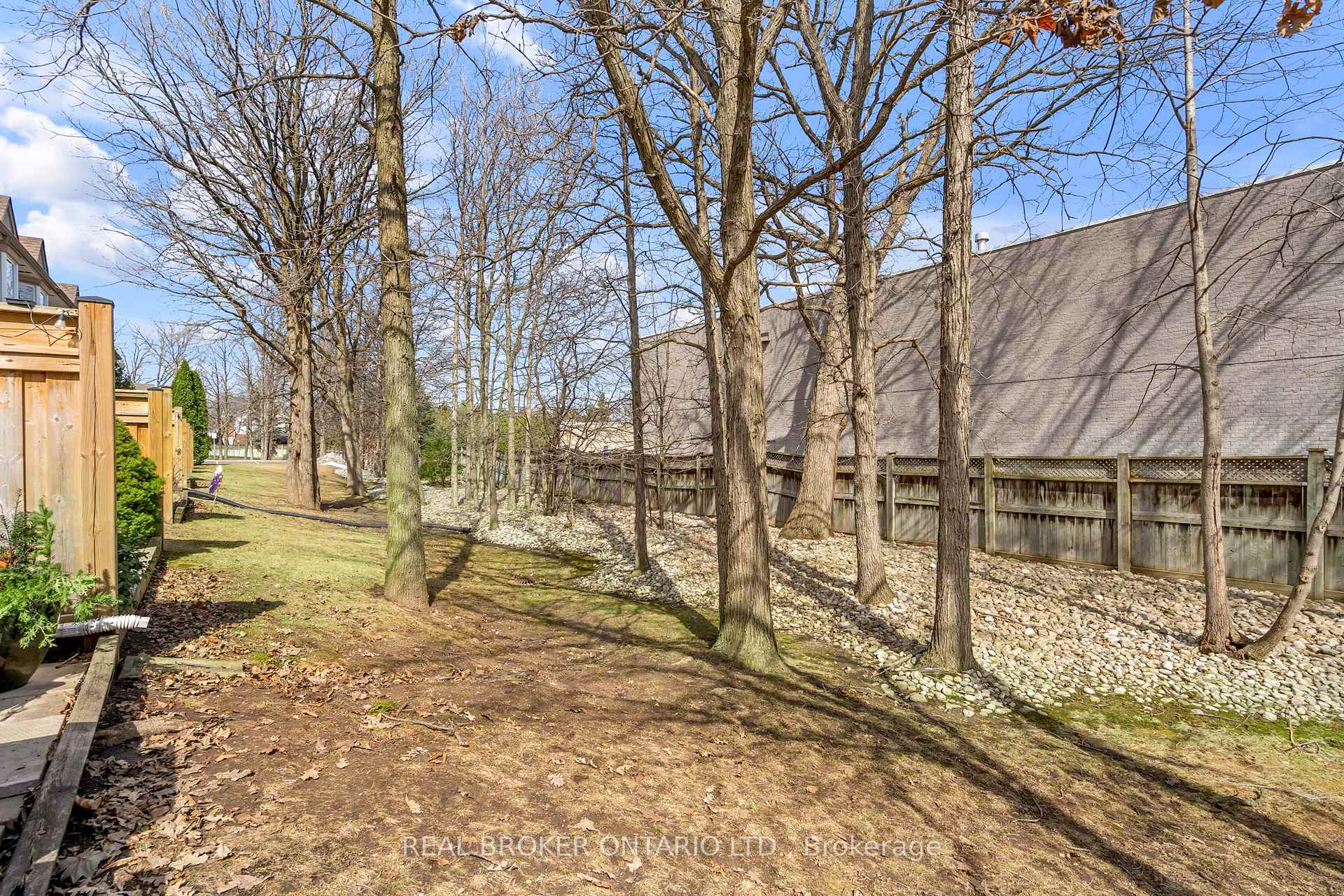 2 Bedrooms Condo at 2015 Cleaver, Burlington For sale