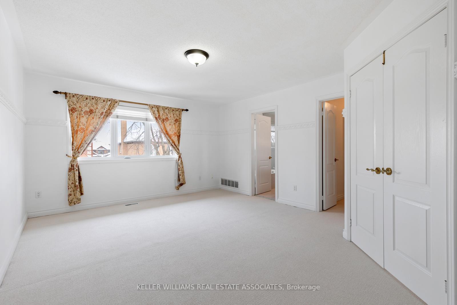 3 Bedrooms Condo at 5480 Glen Erin, Mississauga For sale