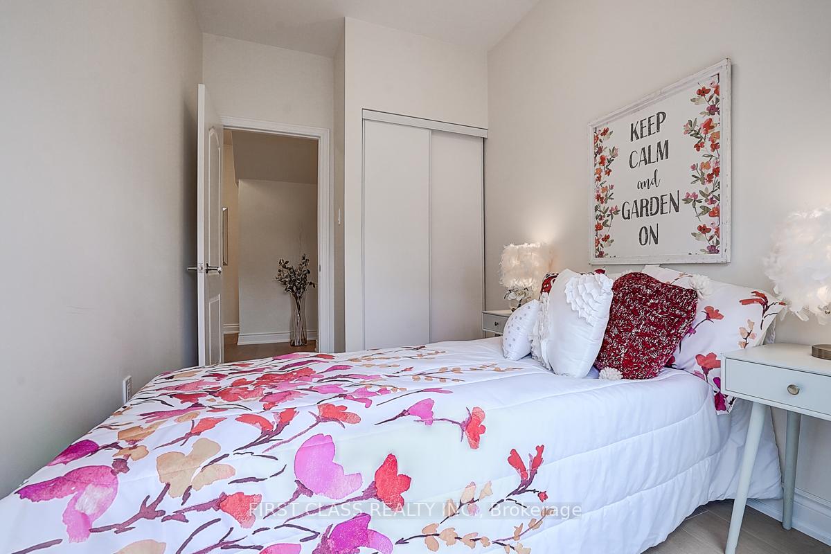 3 Bedrooms Condo at 17 Coneflower,  Toronto For sale