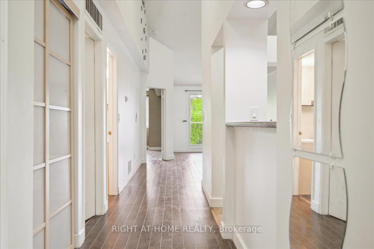 3 Bedrooms Condo at 65 Bristol, Mississauga For sale
