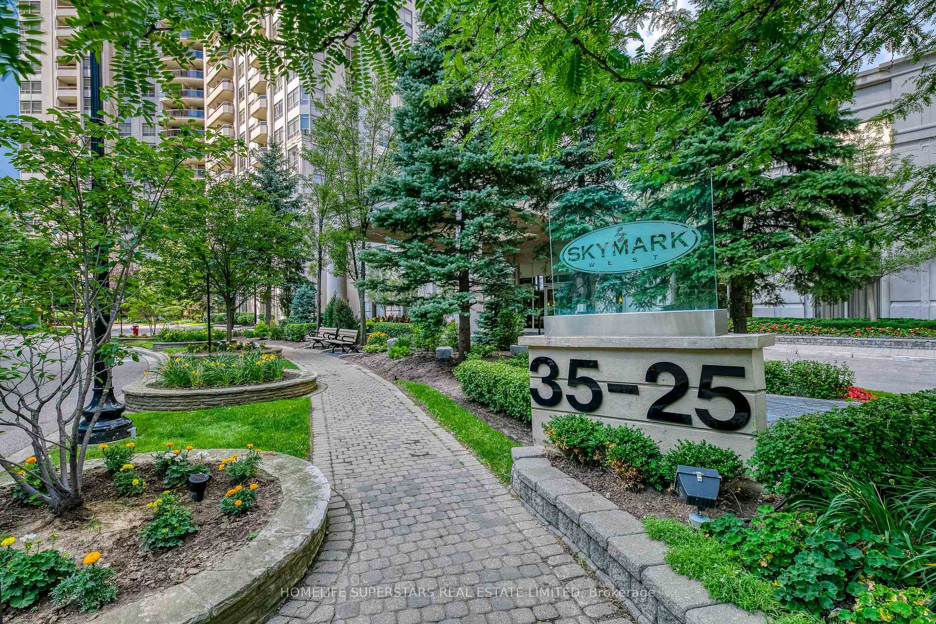 3 Bedrooms Condo at 25 Kingsbridge Garden, Mississauga For sale
