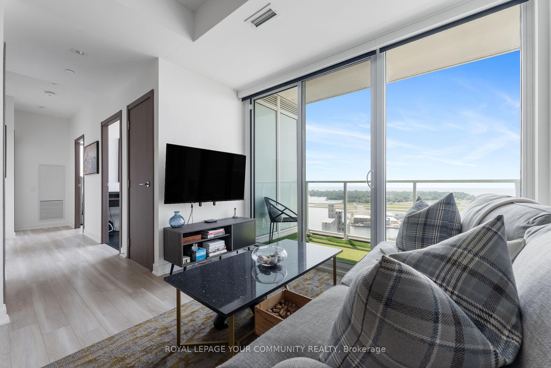 3 Bedrooms Condo at 17 Bathurst, Toronto For sale