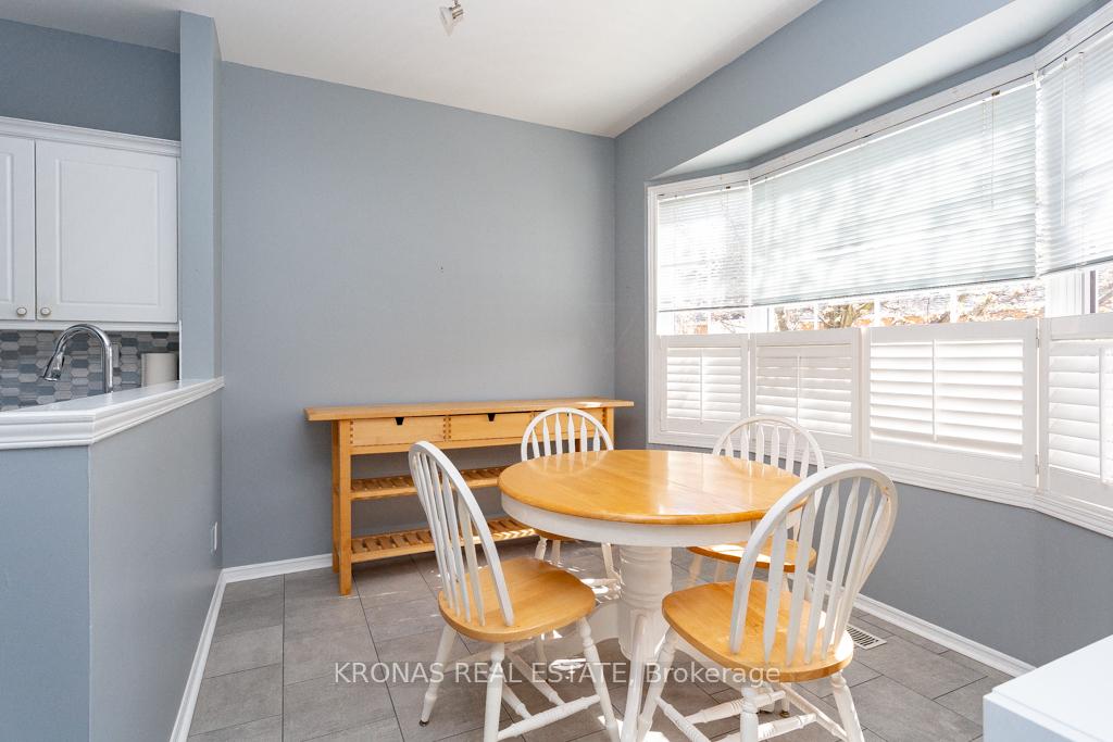 2 Bedrooms Condo at 143 Silverbirch,  Hamilton For sale