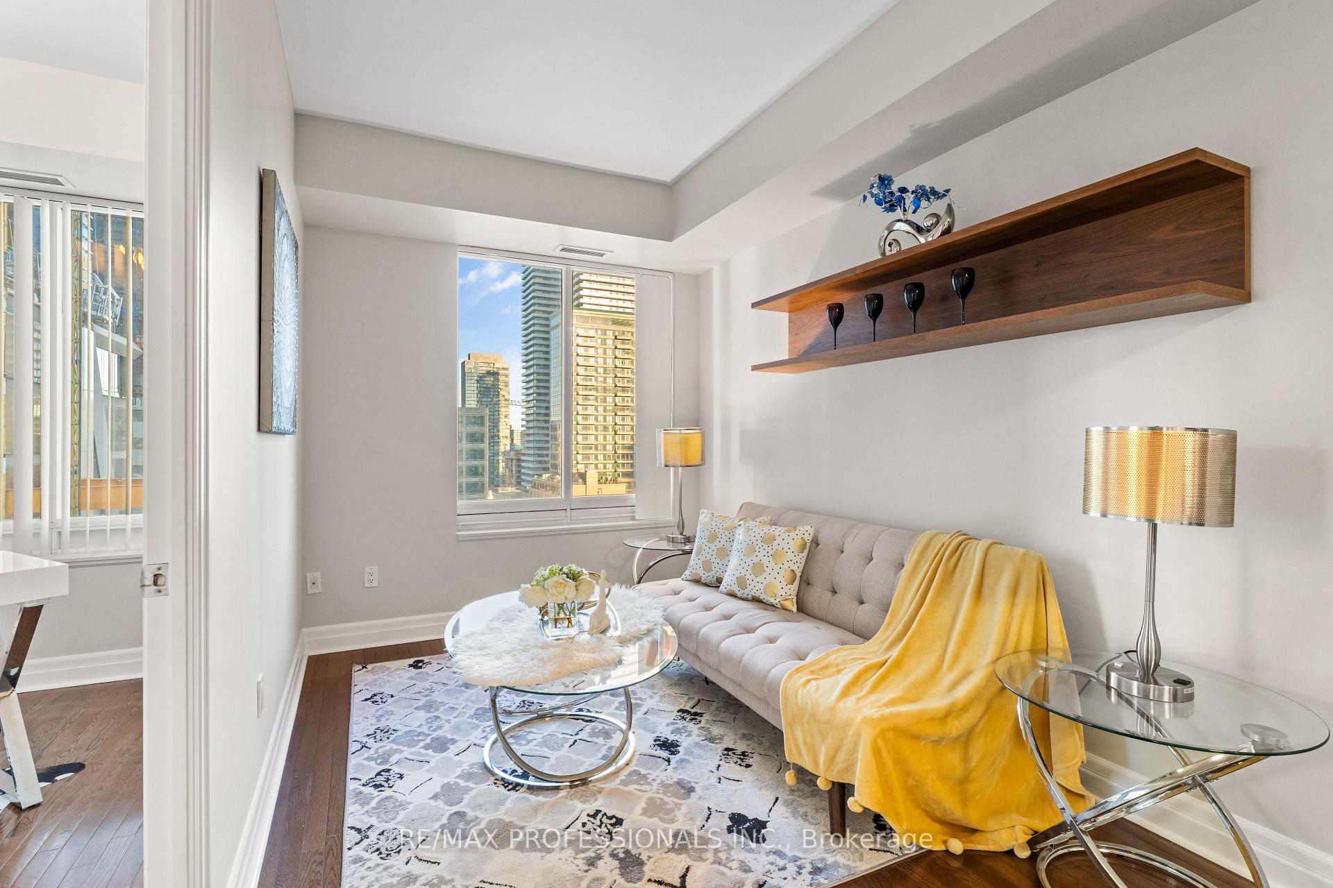 2 Bedrooms Condo at 35 Balmuto,  Toronto For sale