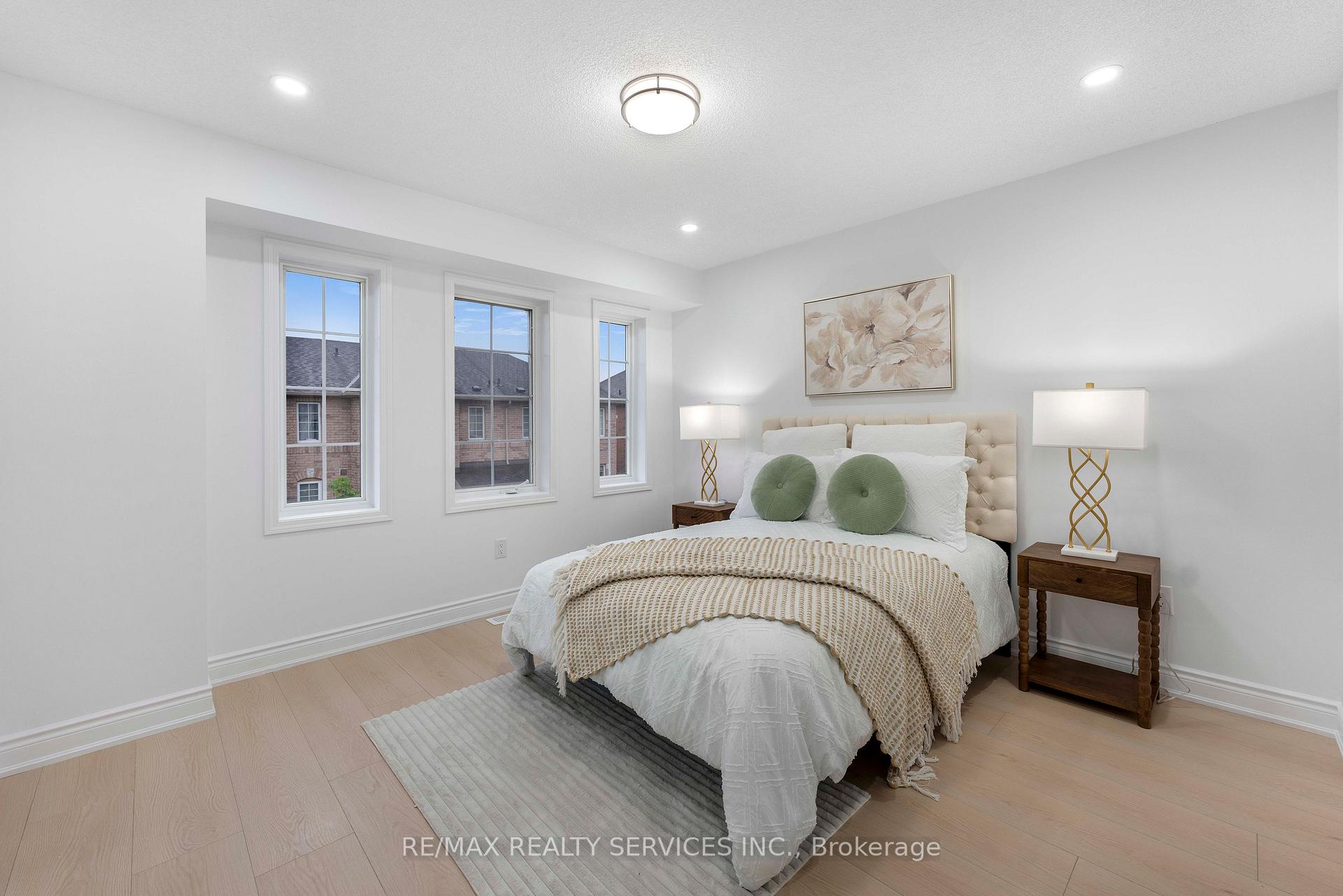 4 Bedrooms Condo at 80 Acorn, Mississauga For sale