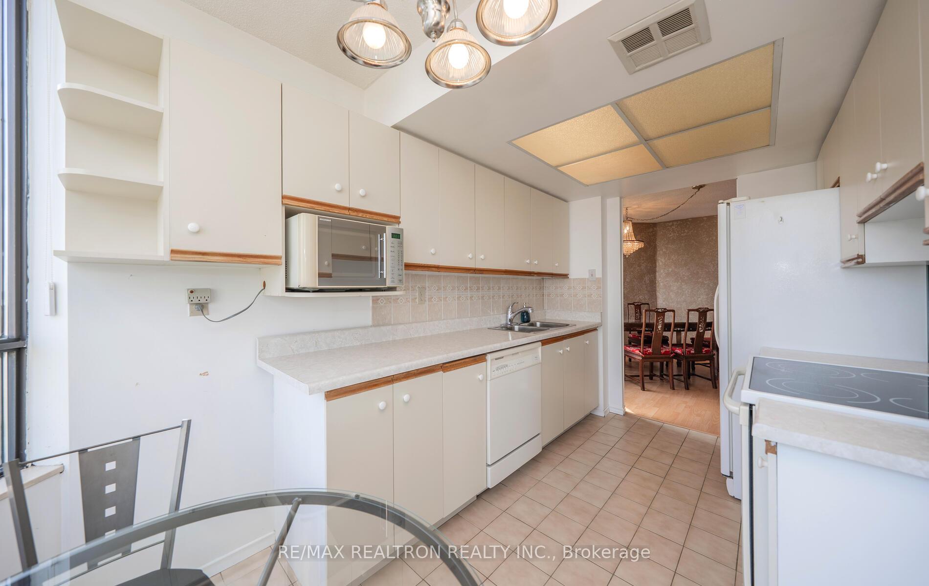 2 Bedrooms Condo at 7420 Bathurst, Vaughan For sale