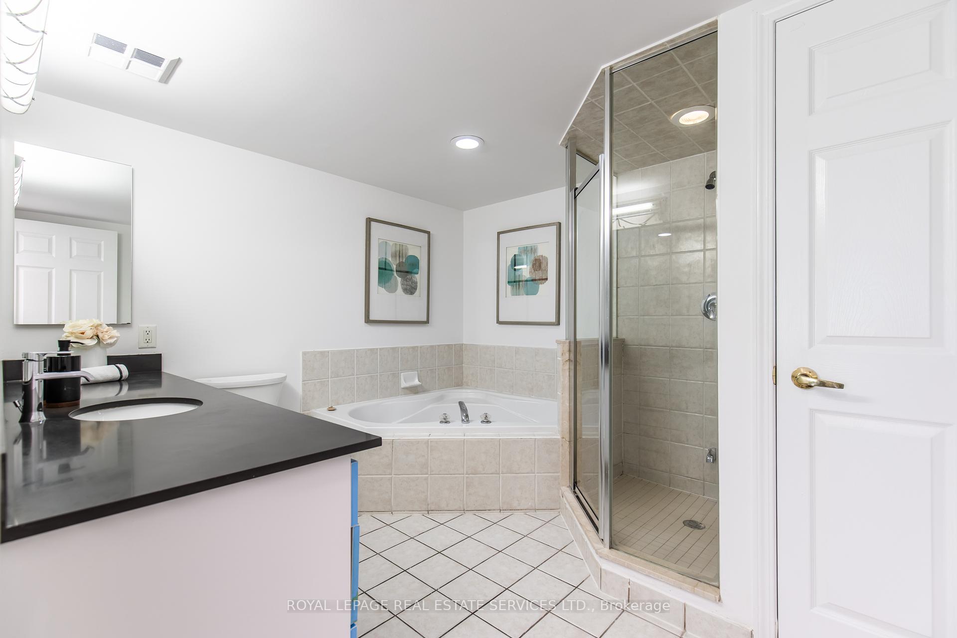 3 Bedrooms Condo at 25 Kingsbridge Garden, Mississauga For sale