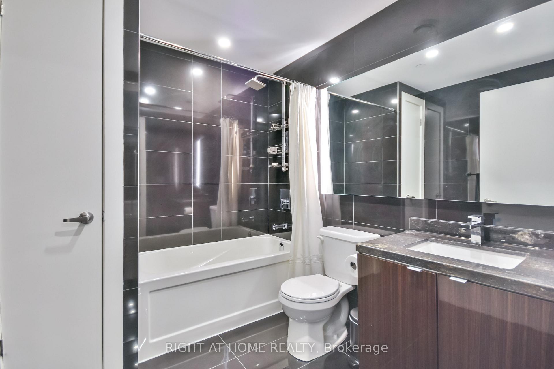 3 Bedrooms Condo at 5230 Dundas, Burlington For sale