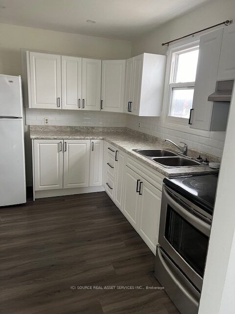 1100 Simcoe Street S