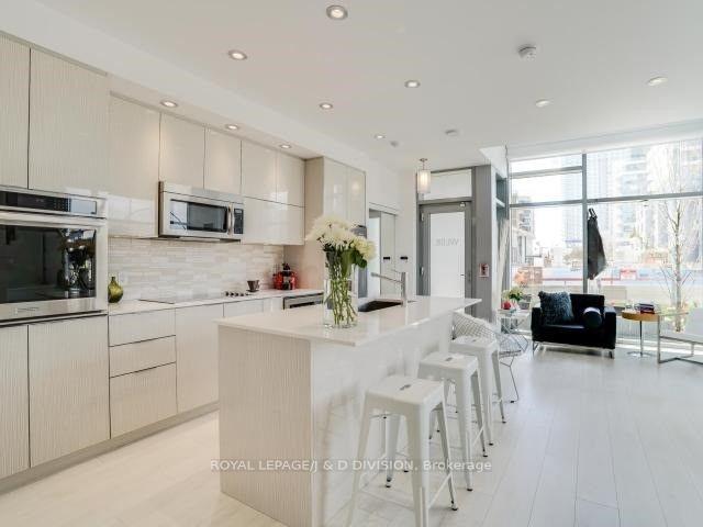 2 Bedrooms Condo at 80 Marine Parade, Toronto For sale