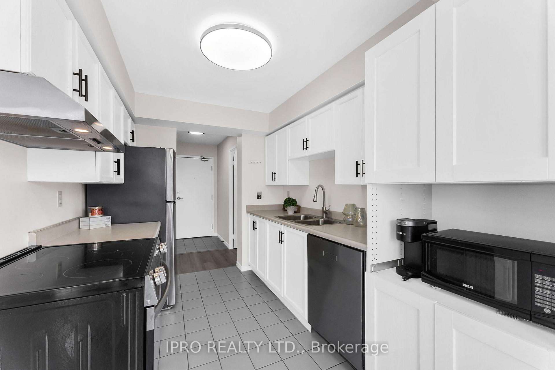 3 Bedrooms Condo at 700 Constellation, Mississauga For sale